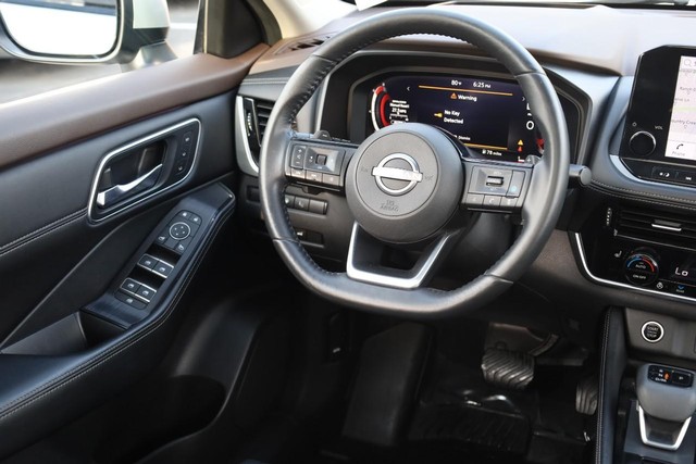 Nissan Rogue Vehicle Full-screen Gallery Image 28