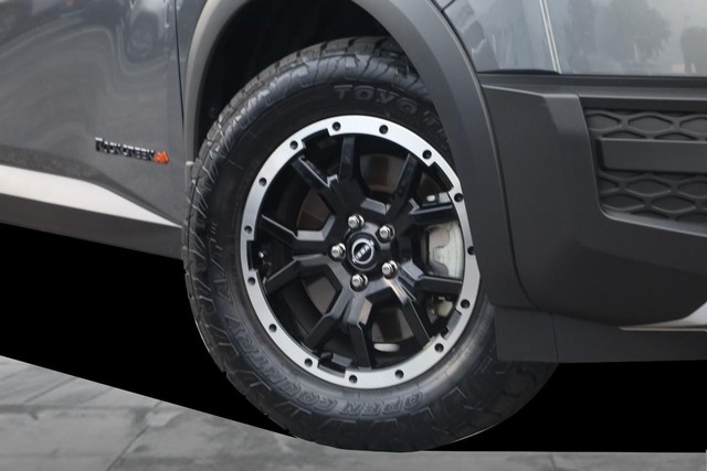 Nissan Pathfinder Vehicle Full-screen Gallery Image 3
