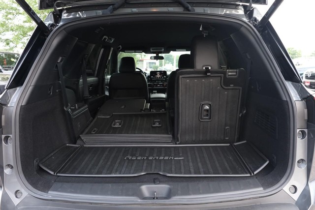 Nissan Pathfinder Vehicle Full-screen Gallery Image 8