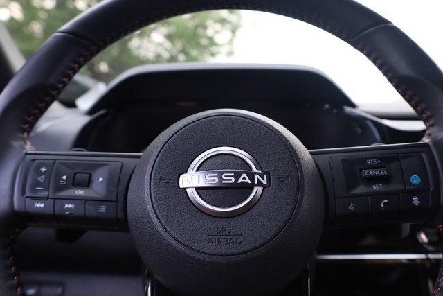 Nissan Pathfinder Vehicle Full-screen Gallery Image 11