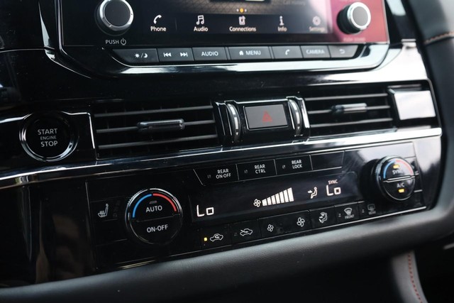 Nissan Pathfinder Vehicle Full-screen Gallery Image 15