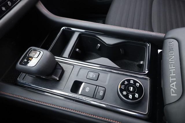 Nissan Pathfinder Vehicle Full-screen Gallery Image 17