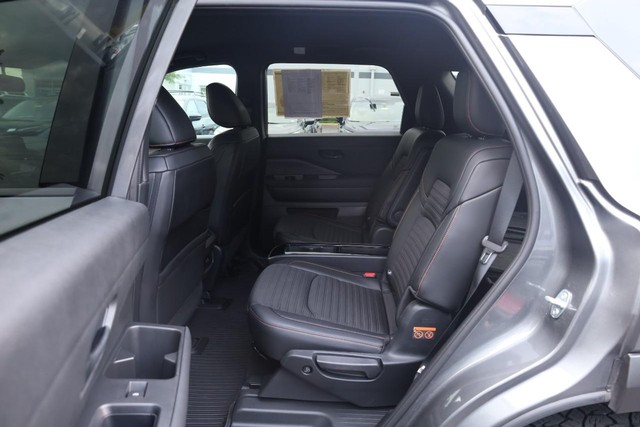Nissan Pathfinder Vehicle Full-screen Gallery Image 22