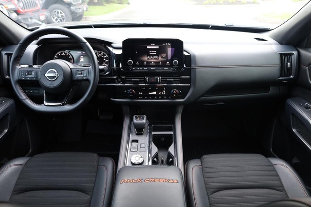 Nissan Pathfinder Vehicle Full-screen Gallery Image 24