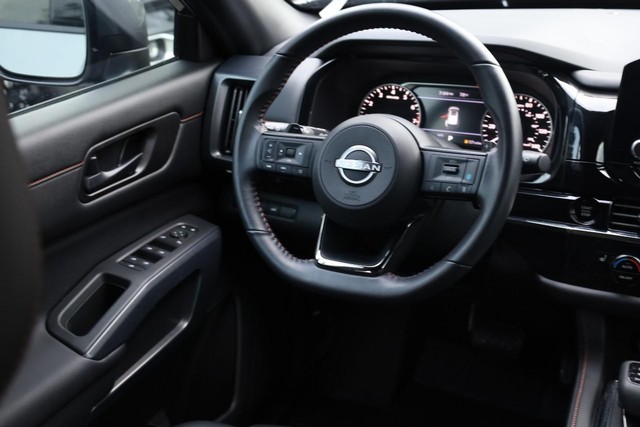 Nissan Pathfinder Vehicle Full-screen Gallery Image 25