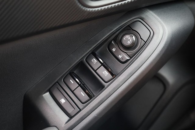 Subaru Crosstrek Vehicle Full-screen Gallery Image 16
