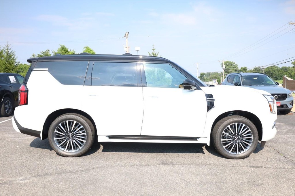 Nissan Armada Vehicle Full-screen Gallery Image 5