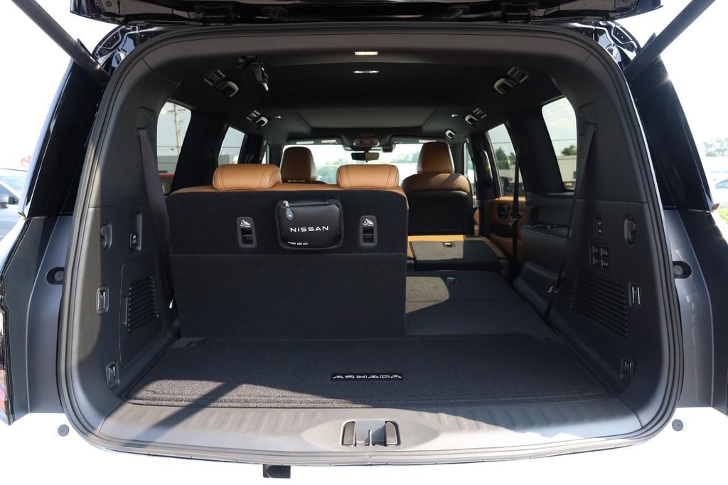 Nissan Armada Vehicle Full-screen Gallery Image 8