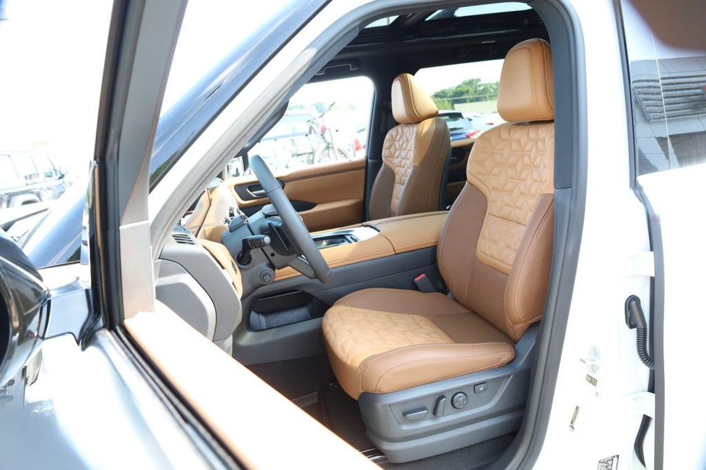 Nissan Armada Vehicle Full-screen Gallery Image 10