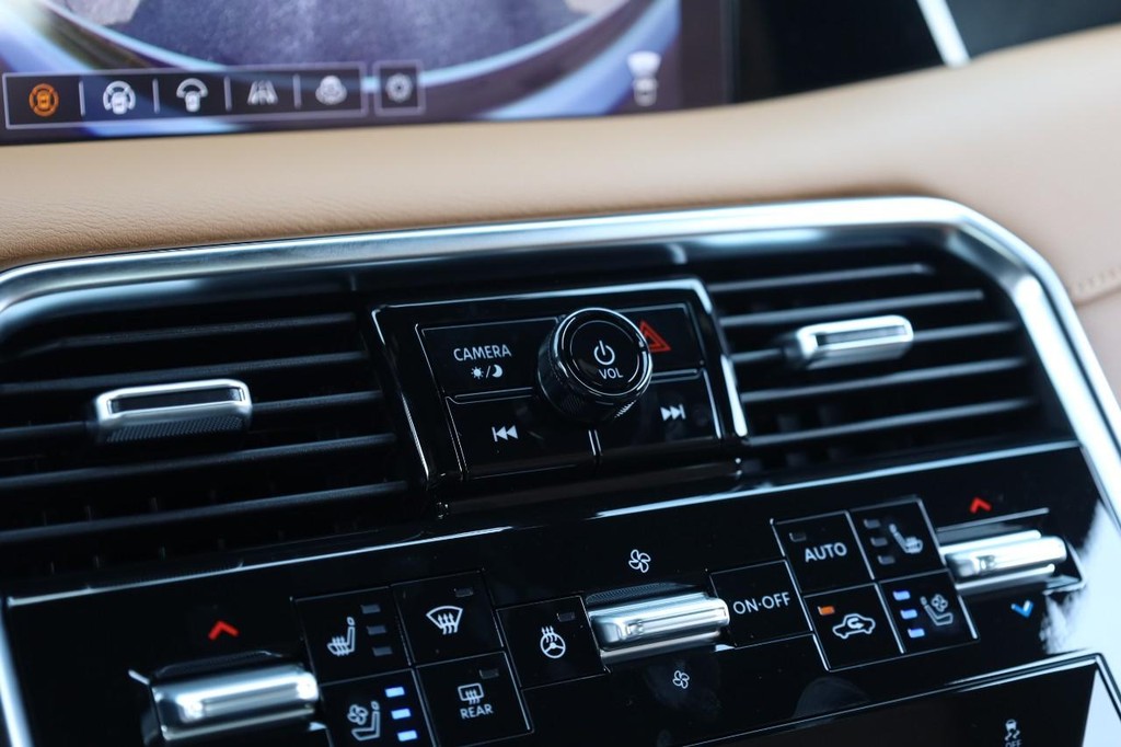 Nissan Armada Vehicle Full-screen Gallery Image 18
