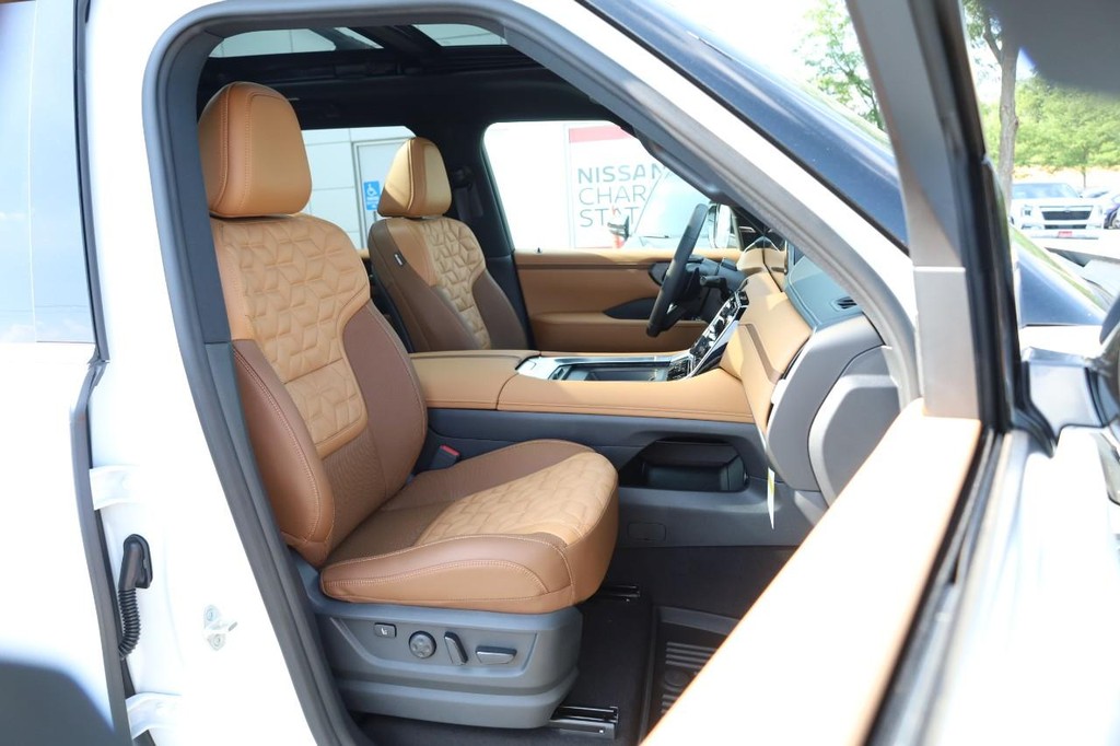 Nissan Armada Vehicle Full-screen Gallery Image 31