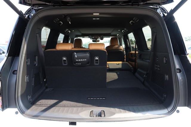 Nissan Armada Vehicle Full-screen Gallery Image 8