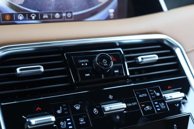 Nissan Armada Vehicle Full-screen Gallery Image 18