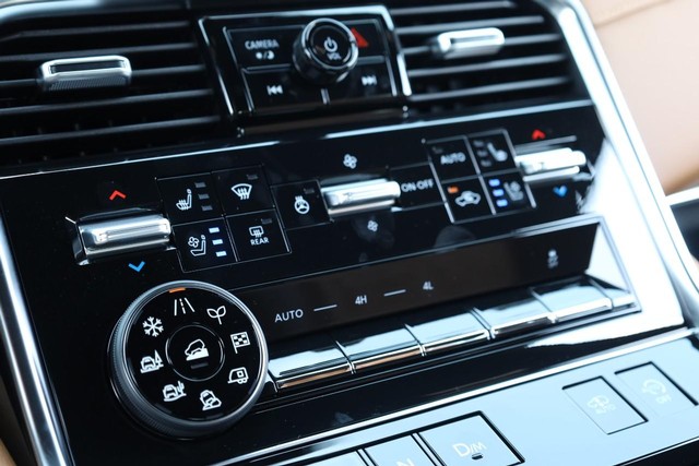 Nissan Armada Vehicle Full-screen Gallery Image 19