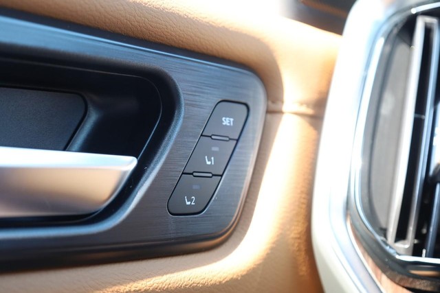 Nissan Armada Vehicle Full-screen Gallery Image 23