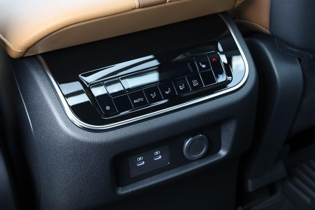 Nissan Armada Vehicle Full-screen Gallery Image 27