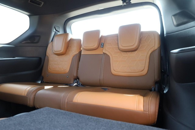 Nissan Armada Vehicle Full-screen Gallery Image 30
