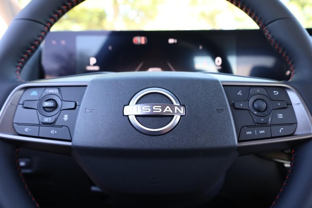 Nissan Sentra Vehicle Image 09