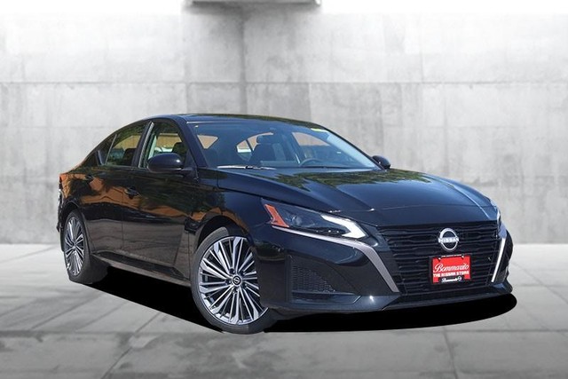 Nissan Altima Vehicle Full-screen Gallery Image 2