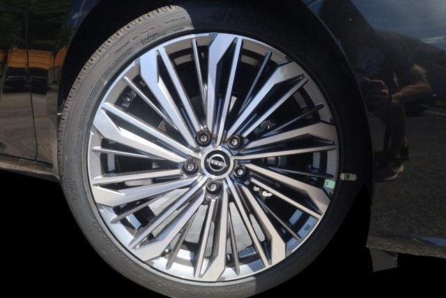 Nissan Altima Vehicle Full-screen Gallery Image 3