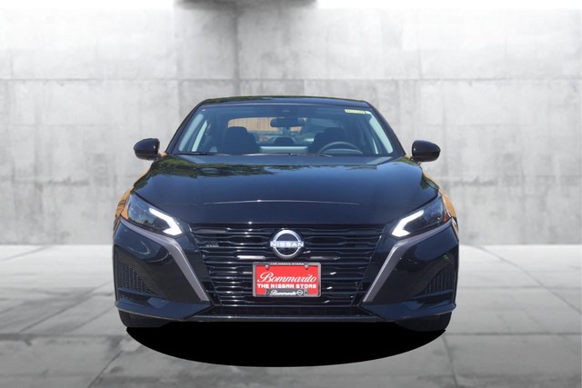 Nissan Altima Vehicle Full-screen Gallery Image 4