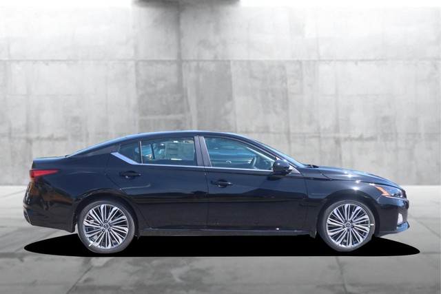 Nissan Altima Vehicle Full-screen Gallery Image 5