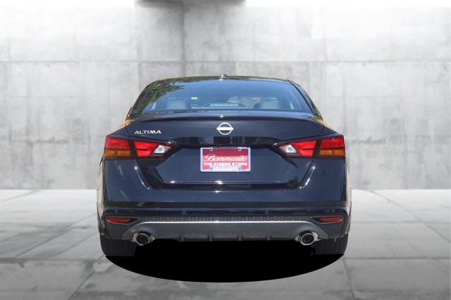 Nissan Altima Vehicle Full-screen Gallery Image 6