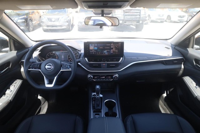 Nissan Altima Vehicle Full-screen Gallery Image 7