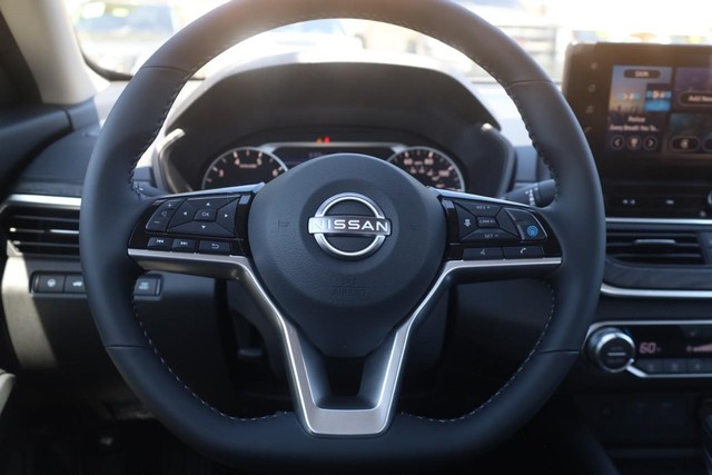 Nissan Altima Vehicle Full-screen Gallery Image 8