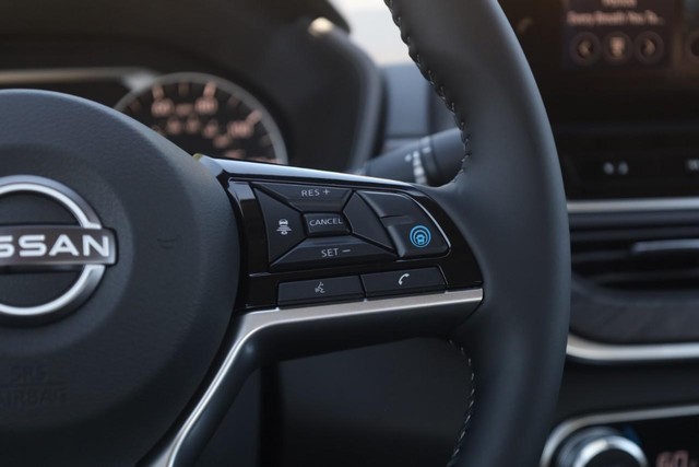 Nissan Altima Vehicle Full-screen Gallery Image 9