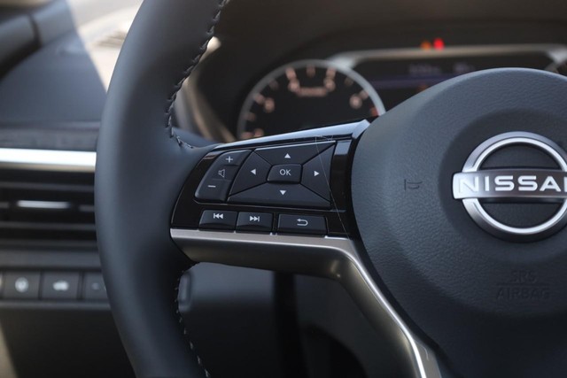 Nissan Altima Vehicle Full-screen Gallery Image 10