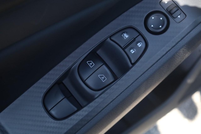 Nissan Altima Vehicle Full-screen Gallery Image 11
