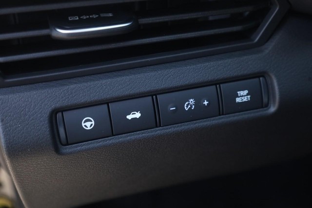 Nissan Altima Vehicle Full-screen Gallery Image 12
