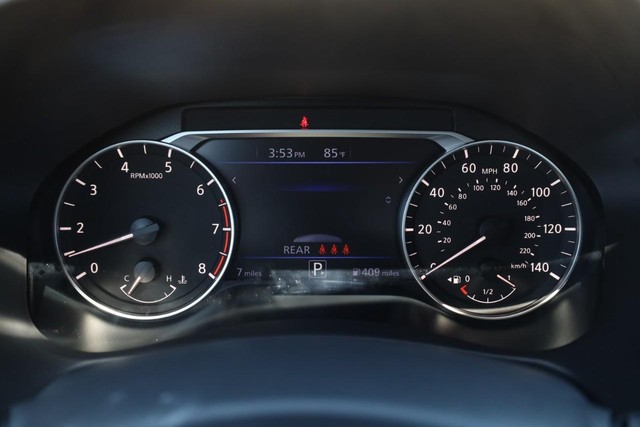 Nissan Altima Vehicle Full-screen Gallery Image 13