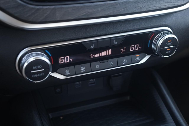 Nissan Altima Vehicle Full-screen Gallery Image 16