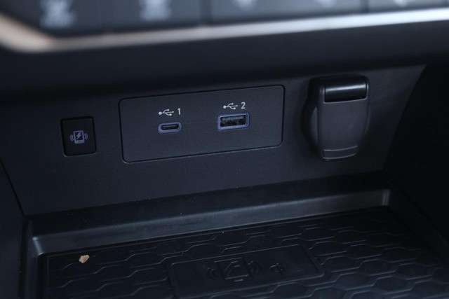 Nissan Altima Vehicle Full-screen Gallery Image 17