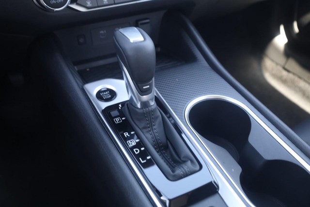 Nissan Altima Vehicle Full-screen Gallery Image 19