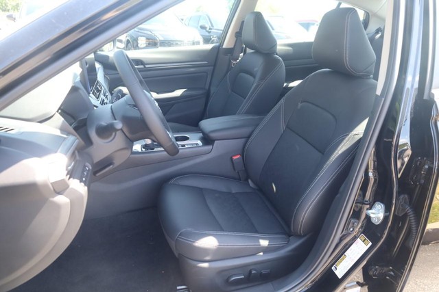 Nissan Altima Vehicle Full-screen Gallery Image 20