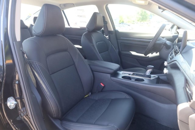 Nissan Altima Vehicle Full-screen Gallery Image 21