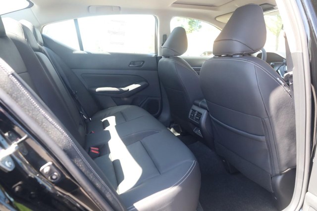 Nissan Altima Vehicle Full-screen Gallery Image 22