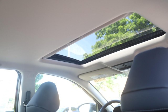 Nissan Altima Vehicle Full-screen Gallery Image 23
