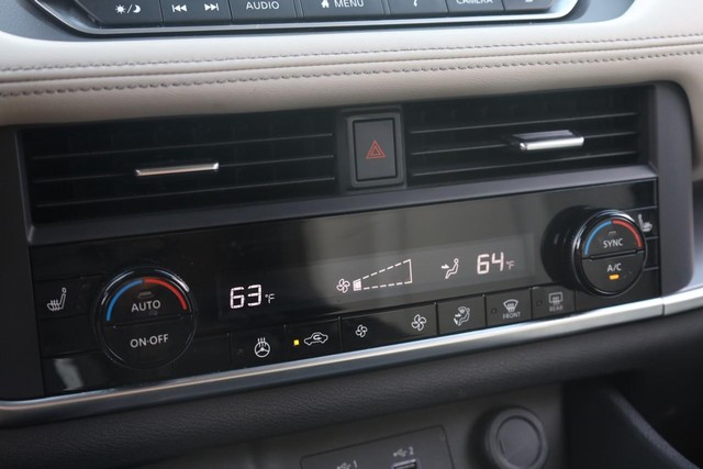 Nissan Rogue Vehicle Image 15