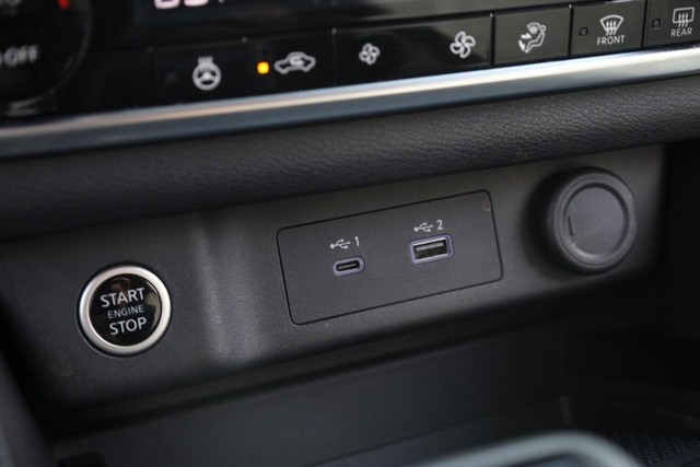 Nissan Rogue Vehicle Image 16