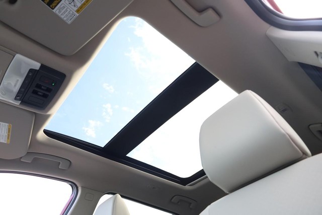 Nissan Rogue Vehicle Image 09
