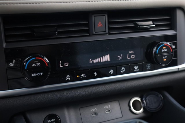 Nissan Rogue Vehicle Image 15