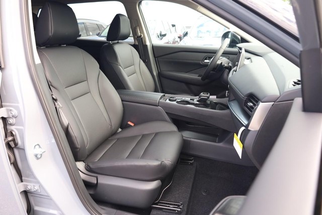 Nissan Rogue Vehicle Image 24