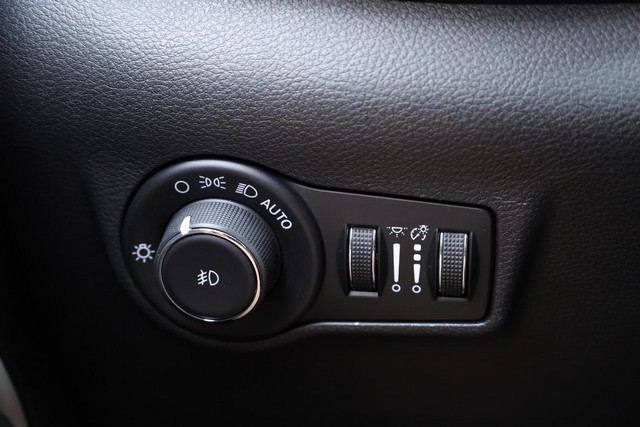 Jeep Compass Vehicle Image 18