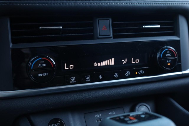Nissan Rogue Vehicle Image 12