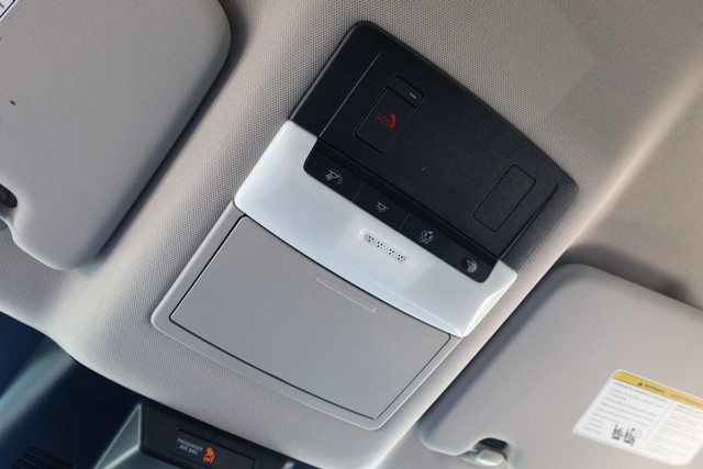 Nissan Rogue Vehicle Image 15