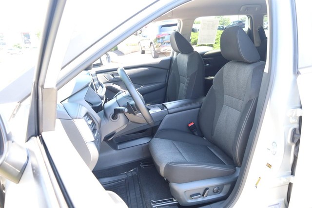 Nissan Rogue Vehicle Image 08